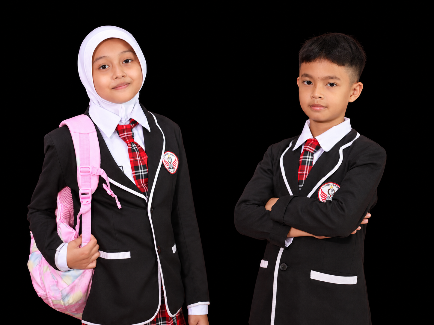 Dua murid SD Nugraha memakai seragam sekolah