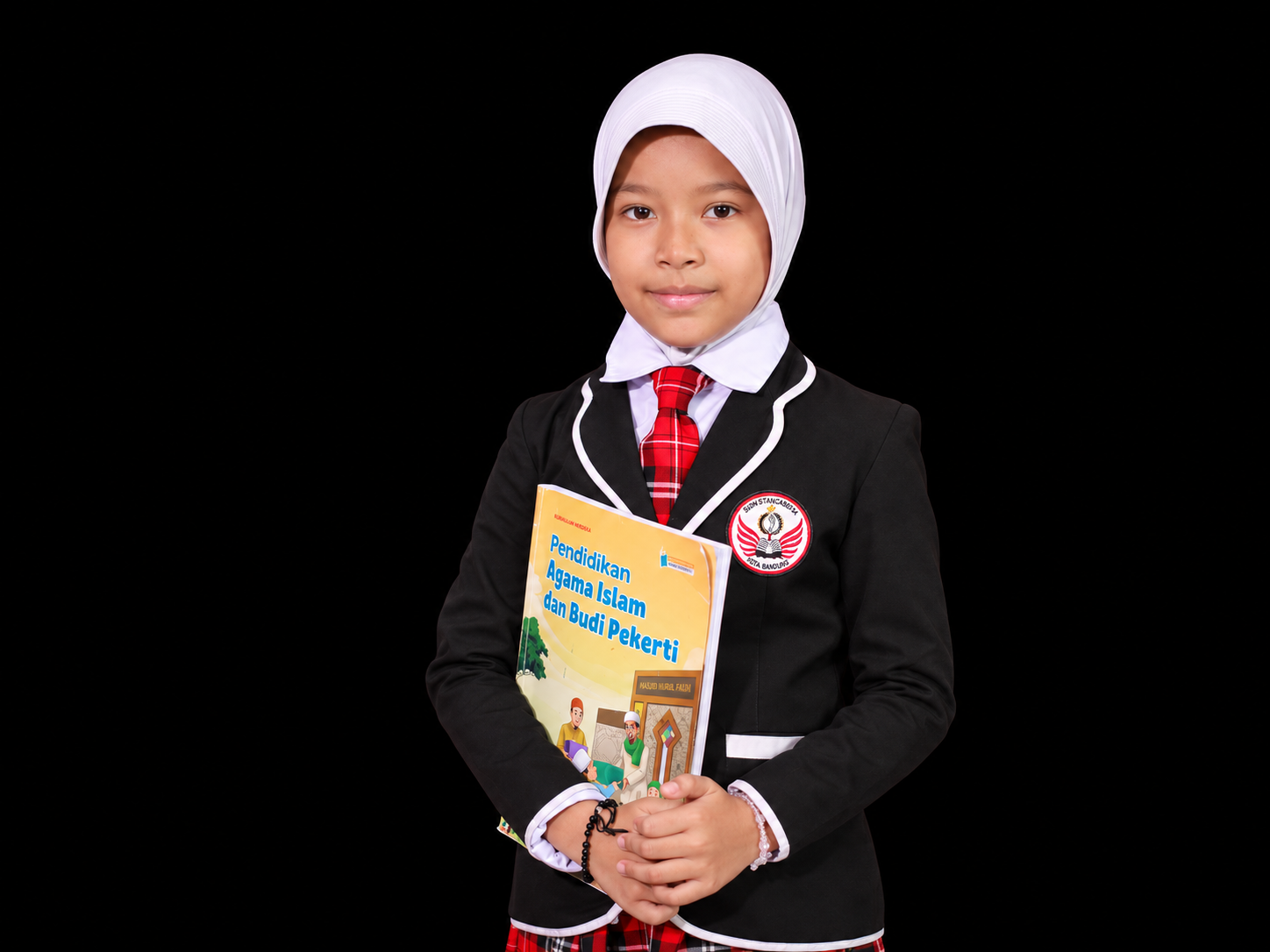 Murid SD Nugraha memegang buku pelajaran